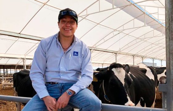 Hablamos con Ariel Hernández, Gerente técnico y de Marketing en HIPRA México, que viene a explicarnos su experiencia en el sector lácteo y cómo percibe la evolución de la industria y los principales retos con los que se encuentra hoy en día.